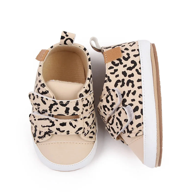 Baskets bébé Sobabys avec un motif léopard et des fermetures auto-agrippantes pour un style tendance