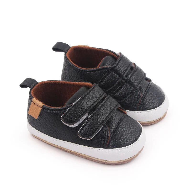 Baskets bébé en cuir noir avec fermetures velcro pour un confort optimal