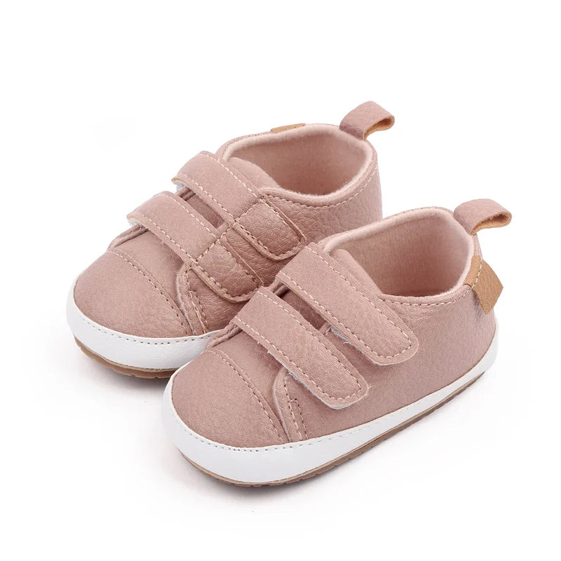 Baskets bébé en rose doux avec fermeture velcro pour un confort optimal et un style tendance