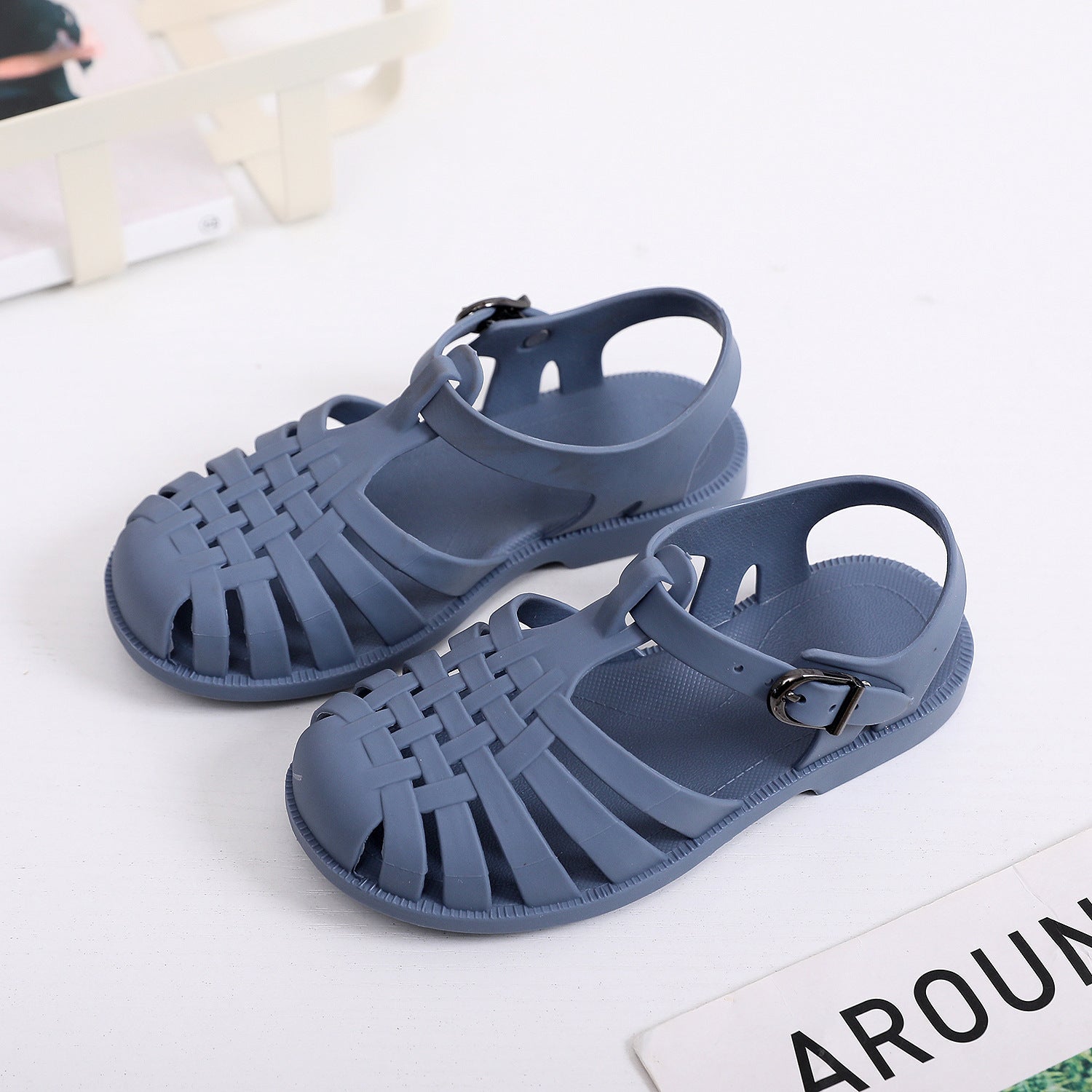 Sandales bleues pour bébé confortables avec design en tressage, idéales pour l'été