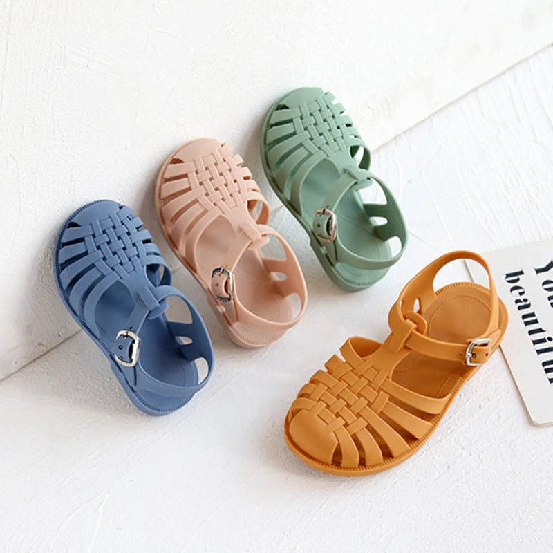 Chaussures bébé confortables en plastique avec des lanières, disponibles en bleu, rose, vert et orange