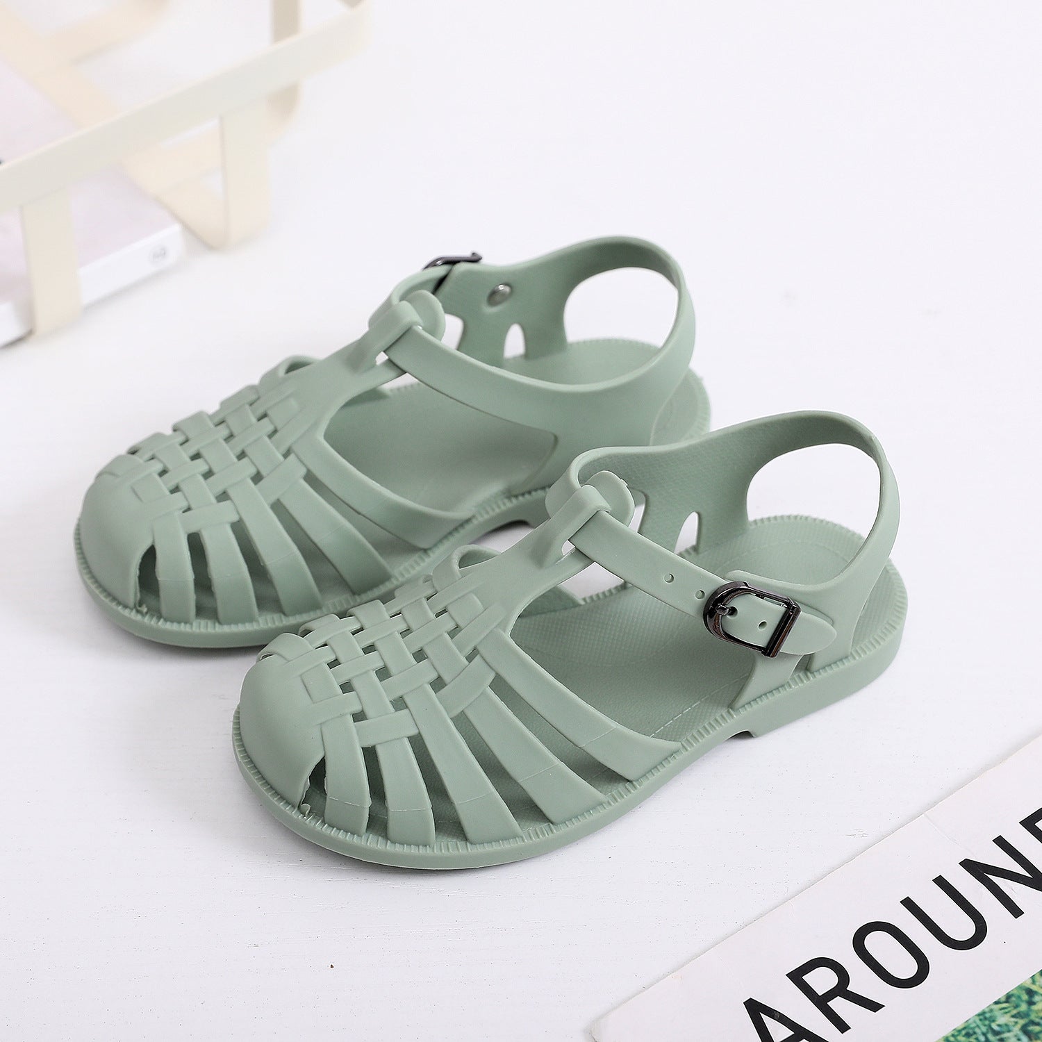 Sandales en plastique vertes pour bébé confortables avec bride réglable et semelle antidérapante