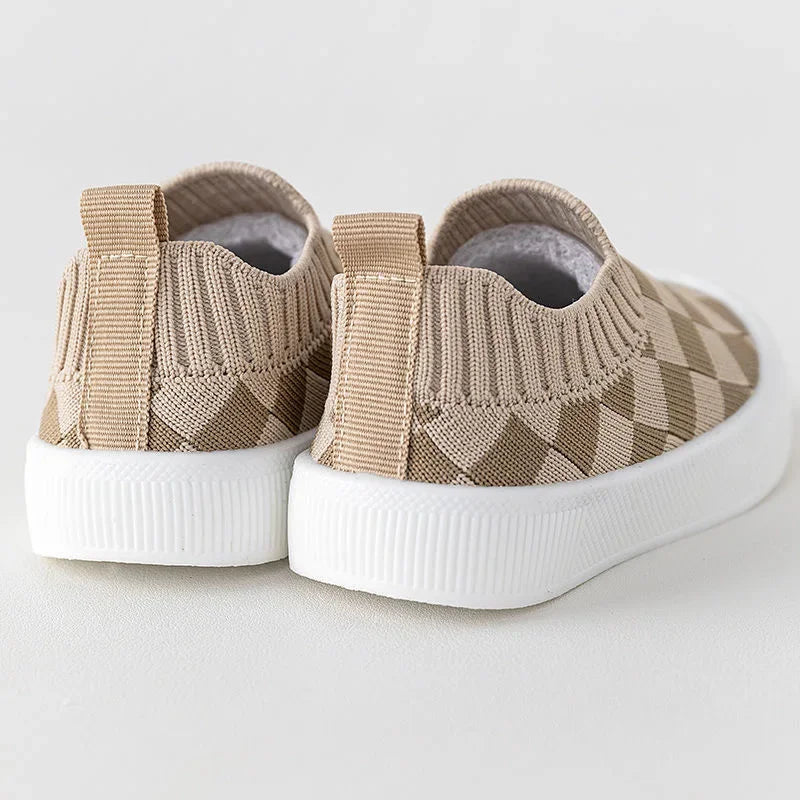 Chaussures souples bébé beiges avec un design en damier et un confort optimal pour les petits pieds