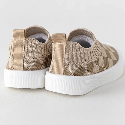 Chaussures souples bébé beiges avec un design en damier et un confort optimal pour les petits pieds