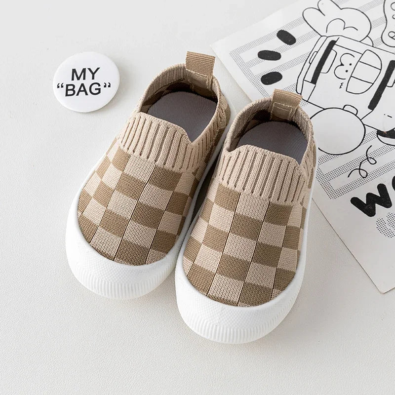 Chaussures souples bébé en tissu à carreaux beige avec semelle en caoutchouc pour un confort optimal