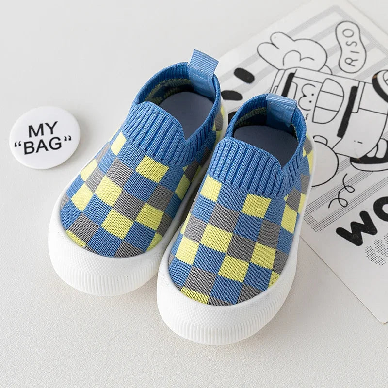 Chaussures souples bébé à motif carreaux bleus et jaunes avec semelle blanche pour un confort optimal