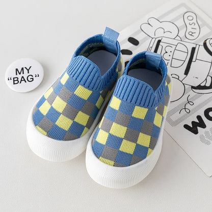 Chaussures souples bébé à motif carreaux bleus et jaunes avec semelle blanche pour un confort optimal