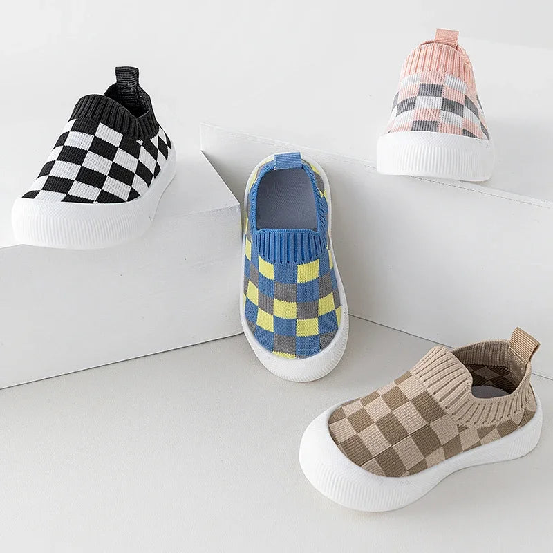 Chaussures bébé en maille à motifs carreaux, confortables et faciles à enfiler pour les tout-petits
