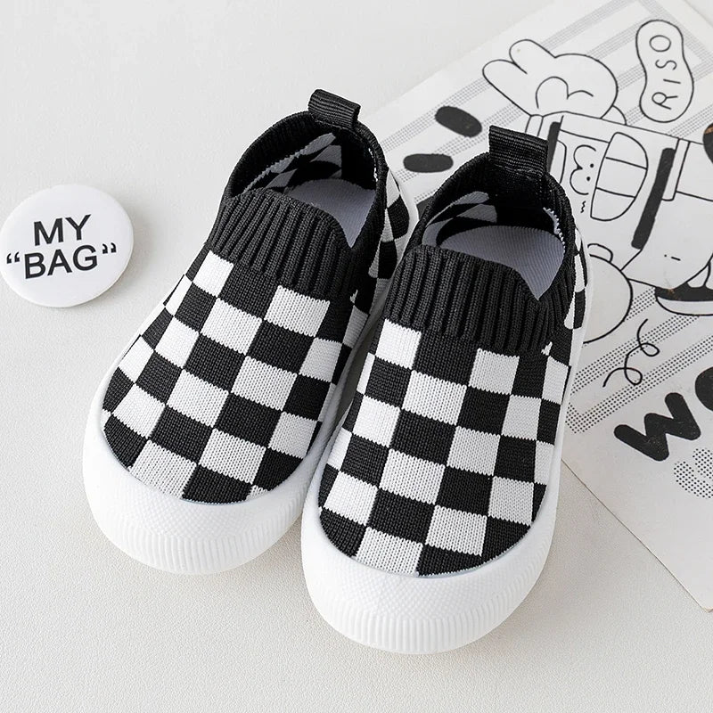 Chaussures souples bébé à motifs damier noir et blanc avec semelle confortable