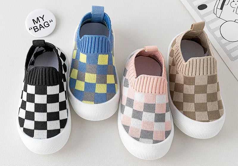 Chaussures souples bébé en tissu à carreaux disponibles en plusieurs couleurs pour un confort optimal