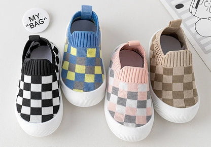 Chaussures souples bébé en tissu à carreaux disponibles en plusieurs couleurs pour un confort optimal