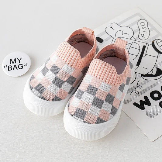 Chaussures souples bébé à motif carreauté rose et gris avec semelle blanche antidérapante