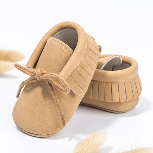 Mocassins bébé souple Sobabys en couleur caramel avec franges et lacets pour un confort optimal