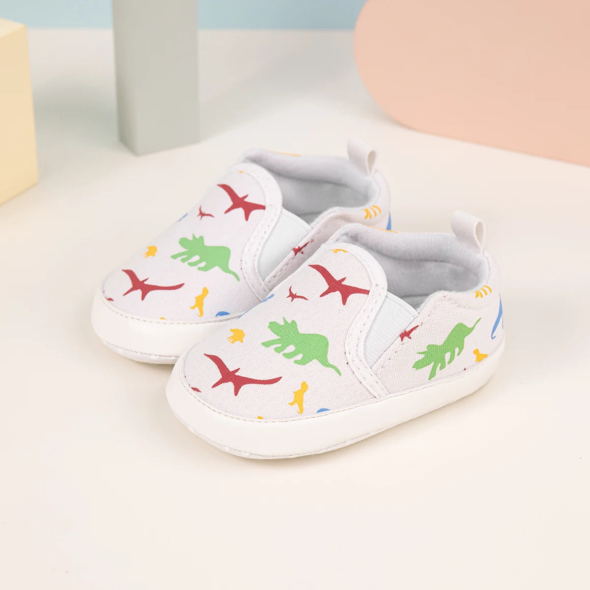 Bottines slip-on bébé avec motifs de dinosaures colorés pour un style ludique et confortable