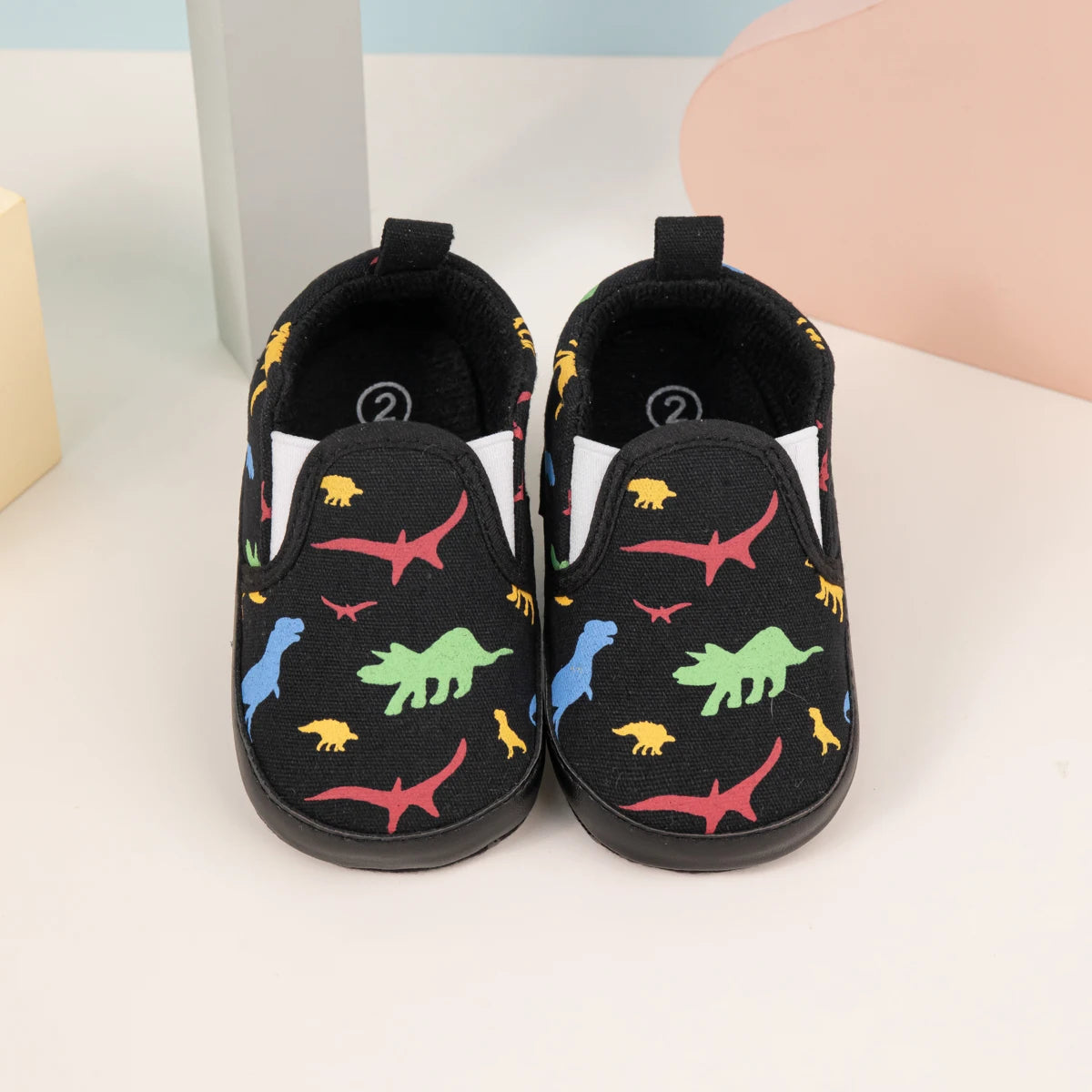 Chaussons en tissu pour bébé avec motifs de dinosaures, idéal comme slip-on bébé confortable
